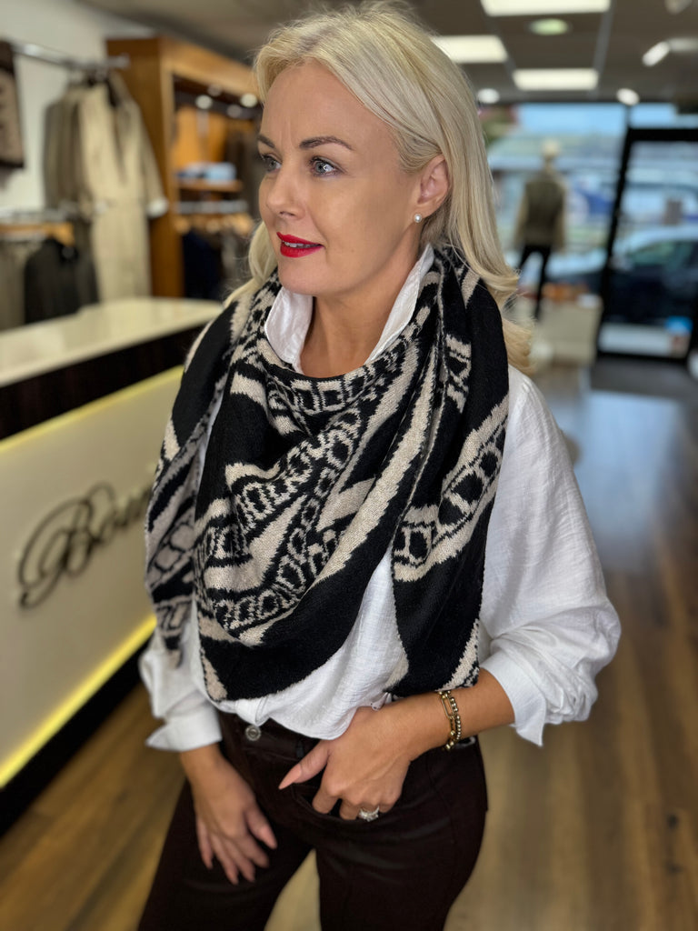 Finn Triangle scarf (black )